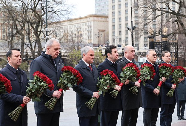 Главы делегаций стран-участниц ОДКБ возложили цветы к Могиле Неизвестного солдата