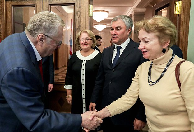 Руководитель фракции ЛДПР Владимир Жириновский, вдова Е.М. Примакова Ирина Примакова, Председатель Государственной Думы Вячеслав Володин и дочь Е.М. Примакова Нана Примакова