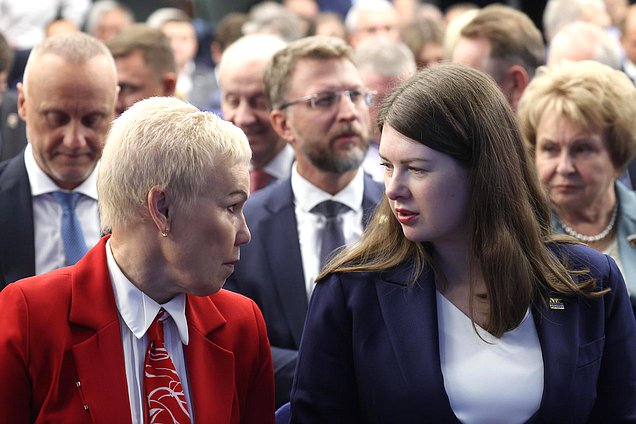 Член Комитета по физической культуре и спорту Рима Баталова и заместитель Председателя Комитета по развитию гражданского общества, вопросам общественных и религиозных объединений Ольга Занко