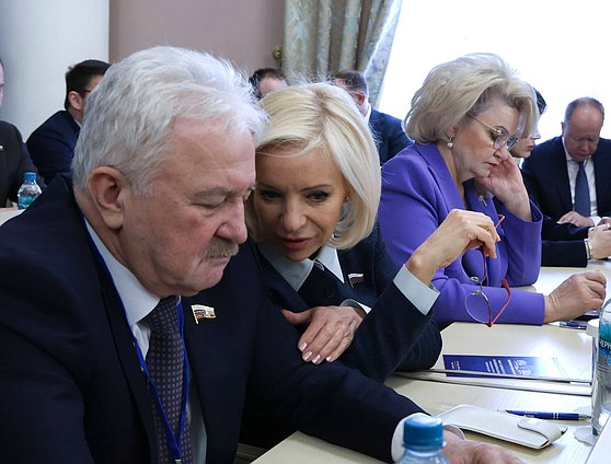 Председатель Комитета по транспорту и развитию транспортной инфраструктуры Евгений Москвичев и Председатель Комитета Государственной Думы по культуре Ольга Казакова