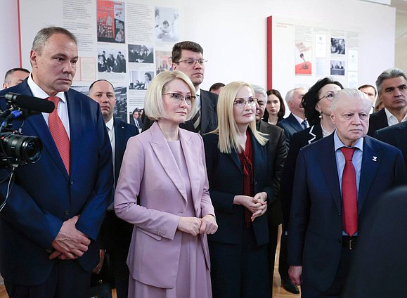 Заместители Председателя Государственной Петр Толстой, Виктория Абрамченко и Ирина Яровая и руководитель фракции "Справедливая Россия" Сергей Миронов