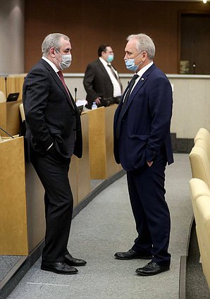 Заместитель Председателя Государственной Думы Сергей Неверов (слева)