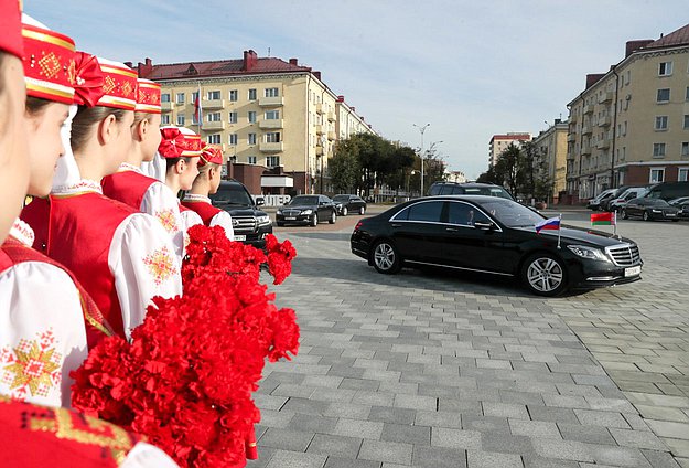 Возложение цветов к Мемориалу на Площади Славы