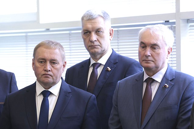 Член Комитета по безопасности и противодействию коррупции Андрей Альшевских, Председатель Комитета по делам национальностей Владимир Иванов и Председатель Комитета по обороне Андрей Картаполов