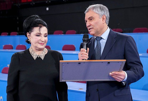 Председатель Государственной Думы Вячеслав Володин и Президент Всероссийской федерации художественной гимнастики Ирина Винер-Усманова