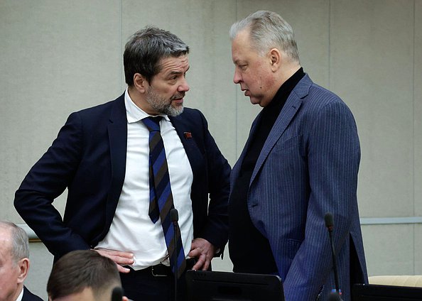 Первый заместитель Председателя Комитета по информационной политике, информационным технологиям и связи Александр Ющенко и Первый заместитель Председателя Комитета по финансовому рынку Вадим Кумин