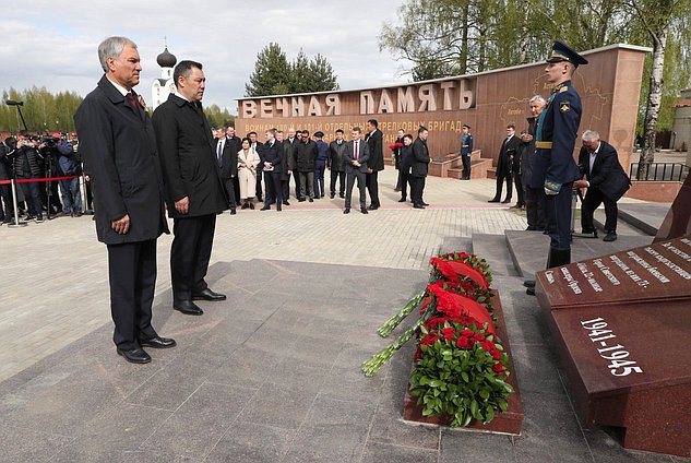 Председатель Государственной Думы Вячеслав Володин и Президент Киргизской Республики Садыр Жапаров посетили церемонию открытия Ржевского мемориала воинам-киргизам, погибшим в ходе Великой Отечественной войны на Ржево-Вяземском направлении