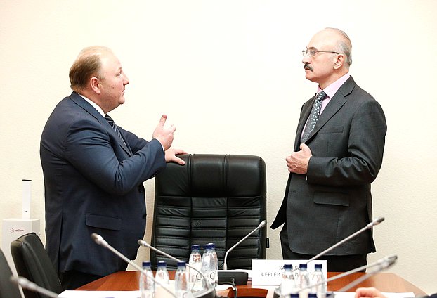Председатель Комитета по науке и высшему образованию Сергей Кабышев (справа)