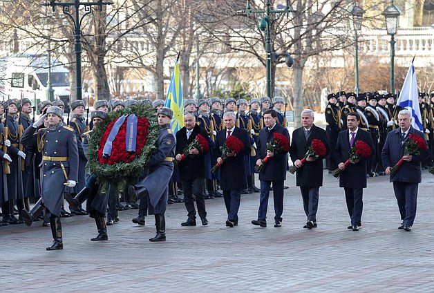 Председатель Государственной Думы Вячеслав Володин и главы делегаций стран-участниц ОДКБ возложили цветы к Могиле Неизвестного Солдата