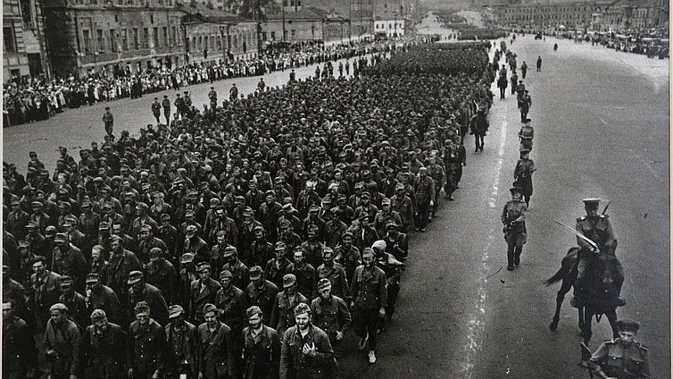 Открытие фотовыставки "Дороги войны". Евгений Устинов (1919-1975). Колонна немецких военнопленных на Садовом кольце. Москва, 17 июля 1944г.