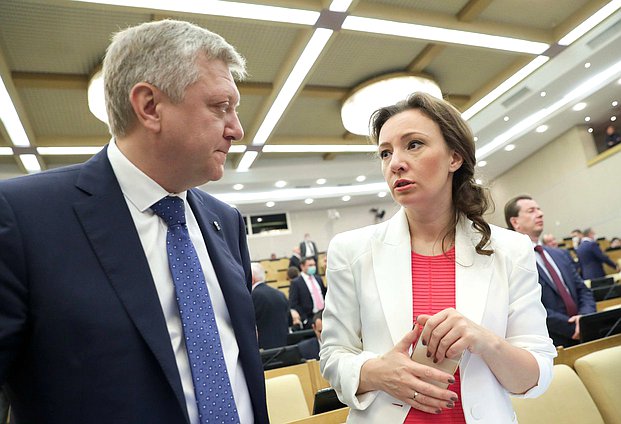 Заместитель Председателя Государственной Думы Анна Кузнецова и депутат от фракции «Единая Россия» Дмитрий Вяткин