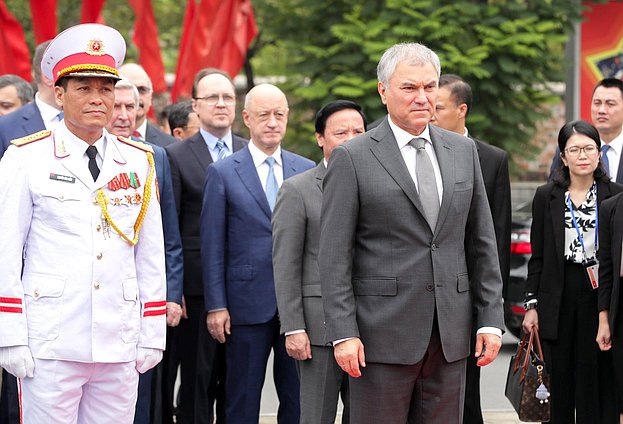 Chairman of the State Duma Vyacheslav Volodin took part in the wreath-laying ceremony at the Monument to Fallen Heroes in Hanoi