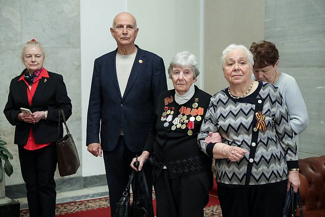 Возложение цветов ветеранами Минэкономразвития к памятной доске работников Госплана СССР
