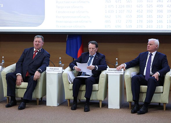 Председатель Комитета по аграрным вопросам Владимир Кашин, заместитель Председателя Государственной Думы Алексей Гордеев и Первый заместитель Председателя Комитета по аграрным вопросам Владимир Плотников