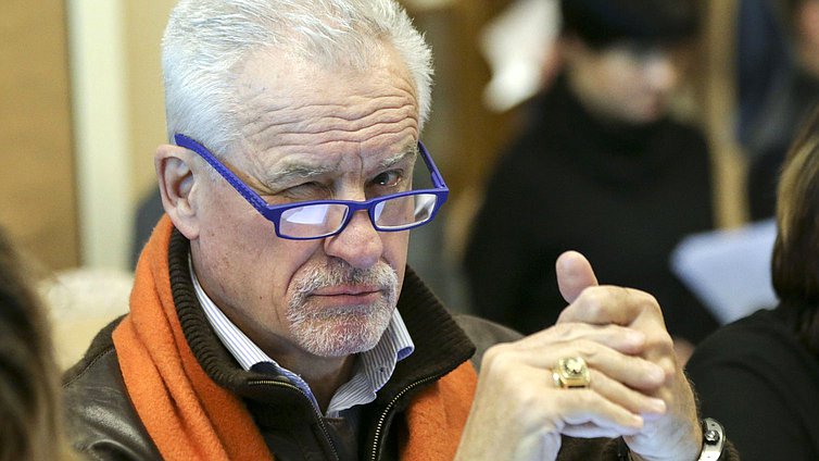 Режиссер-кинодокументалист, член Международного клуба Сафари, Член Международного клуба горных охотников OVIS Сергей Ястржембский