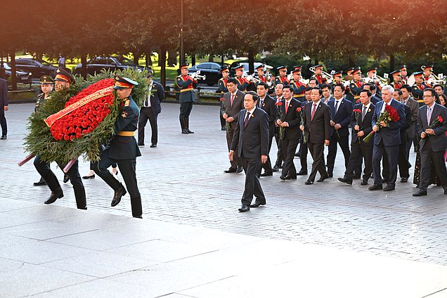 Wreath-laying ceremony at the Tomb of the Unknown Soldier