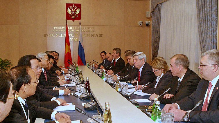 Встреча Первого заместителя Председателя Государственной Думы Ивана Мельникова с Генеральным секретарём ЦК Компартии Въетнам Нгуен Фу Чонгом. 