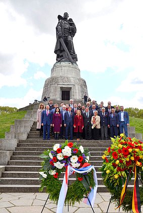 Delegation of the State Duma laid wreaths at the monument to the Soldier-Liberator in Treptower Park in Berlin