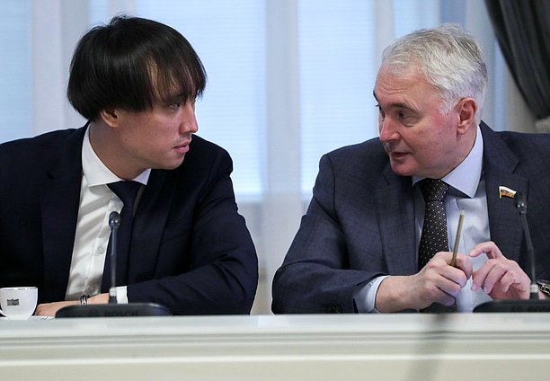 Председатель Комитета по туризму и развитию туристической инфраструктуры Сангаджи Тарбаев и Председатель Комитета по обороне Андрей Картаполов