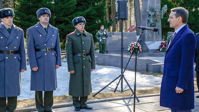 Посещение войсковой части 3526. Церемония возложения корзин цветов к памятнику воинам, погибшим при исполнении служебного долга.



