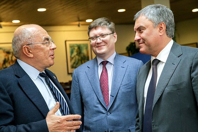 Председатель Государственной Думы Вячеслав Володин, член Комитета по труду, социальной политике и делам ветеранов Андрей Исаев и ректор Санкт-Петербургского Гуманитарного Университета профсоюзов Александр Запесоцкий