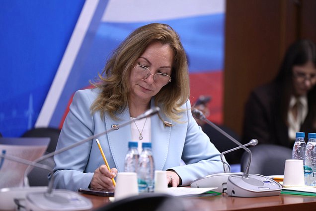 Член Комитета по просвещению Лариса Тутова