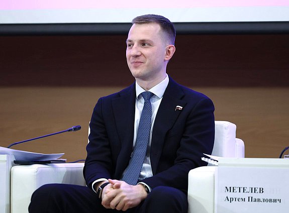Председатель Комитета по молодежной политике Артем Метелев