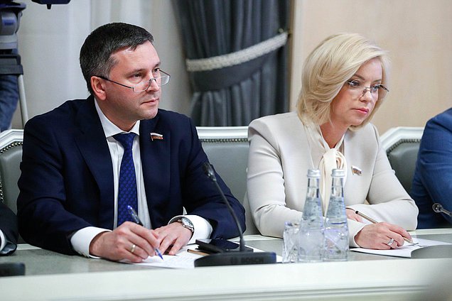 Председатель Комитета по экологии, природным ресурсам и охране окружающей среды Дмитрий Кобылкин и Председатель Комитета по просвещению Ольга Казакова