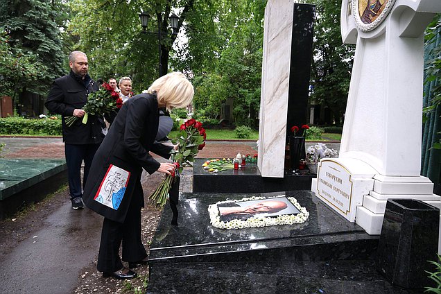 Возложение цветов к могиле Станислава Говорухина