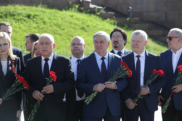 Возложение венка к Вечному огню в парке Победы на Поклонной горе в День памяти и скорби в 83-ю годовщину начала Великой Отечественной войны