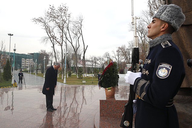 Председатель Государственной Думы Вячеслав Володин возложил цветы к монументу 
«Ода стойкости» в парке Победы в Ташкенте