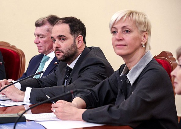 Заместитель Председателя Комитета по просвещению Ирина Ивенских и Первый заместитель Председателя Комитета по науке и высшему образованию Александр Мажуга