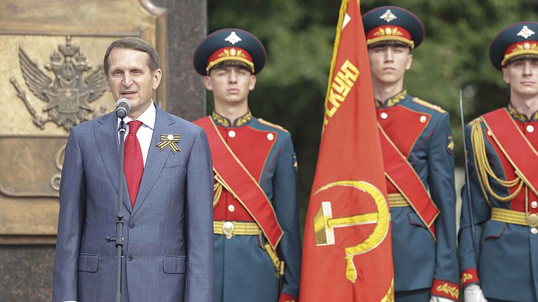 Торжественная церемония открытия стелы «Город воинской славы».
Представление боевых знамён 120-й стрелковой гатчинской краснознаменной дивизии и 267-го отдельного пулеметно-артиллерийского батальона.
