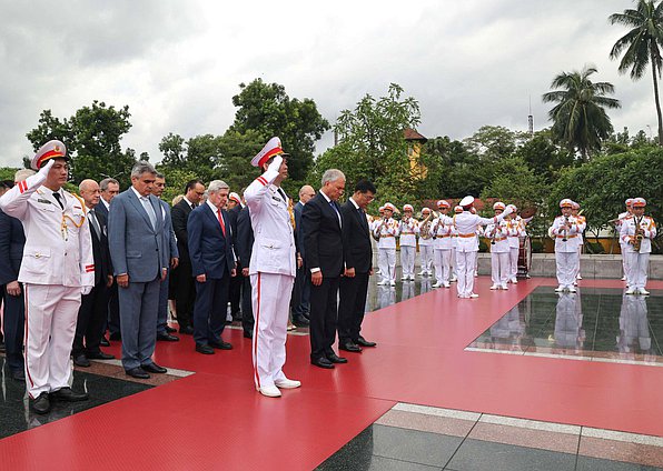 Chairman of the State Duma Vyacheslav Volodin. Wreath-laying ceremony at the Fallen Heroes Monument