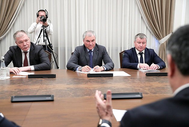 Председатель Комитета по делам СНГ, евразийской интеграции и связям с соотечественниками Леонид Калашников, Председатель Государственной Думы Вячеслав Володин и руководитель Аппарата Государственной Думы Игорь Дивейкин