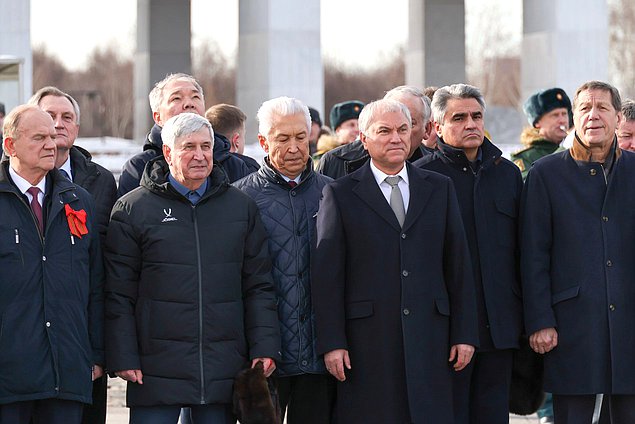 Председатель Государственной Думы Вячеслав Володин возложил венок к Вечному огню в парке Победы на Поклонной горе в День защитника Отечества