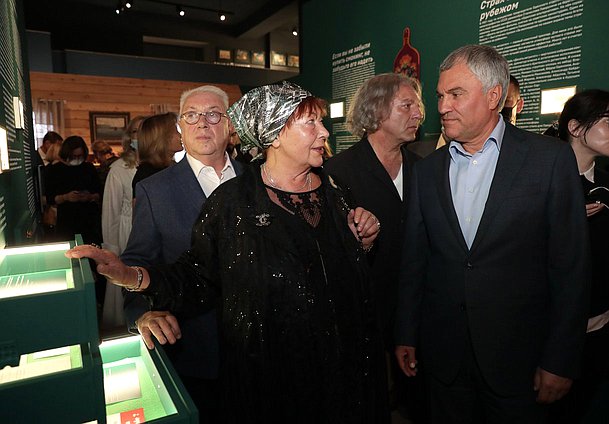 Председатель Государственной Думы Вячеслав Володин и вдова режиссера Станислава Говорухина Галина Говорухина