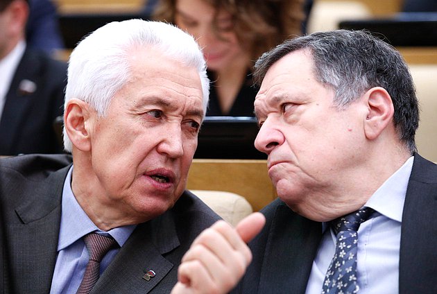 Руководитель фракции «Единая Россия» Владимир Васильев и Председатель Комитета по бюджету и налогам Андрей Макаров