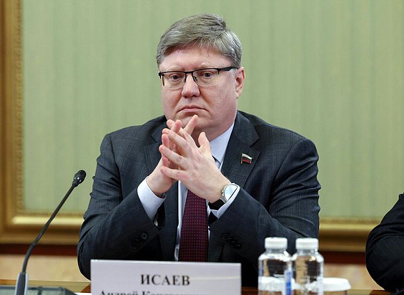 Член Комитета по труду, социальной политике и делам ветеранов Андрей Исаев
