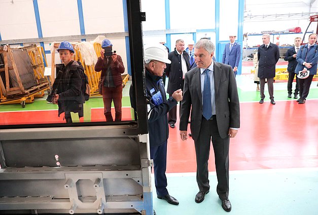 Председатель Государственной Думы Вячеслав Володин и президент ООО «ПК Транспортные системы» Феликс Винокур