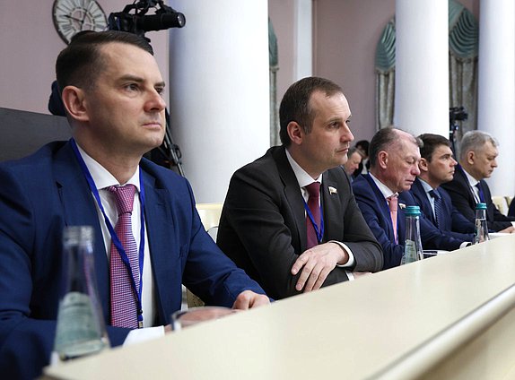 Председатель Комитета по труду, социальной политике и делам ветеранов Ярослав Нилов и Председатель Комитета по охране здоровья Сергей Леонов