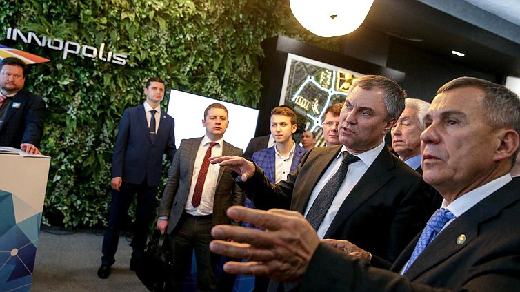 Председатель Государственной Думы Вячеслав Володин и Президент Республики Татарстан Рустам Минниханов во время презентации. Фото: Анна Исакова/Фотослужба Государственной Думы

