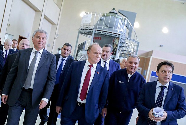 Председатель Государственной Думы Вячеслав Володин, руководитель фракции КПРФ Геннадий Зюганов и Генеральный директор госкорпорации «Роскосмос» Юрий Борисов. ФГБУ «Научно-исследовательский испытательный центр подготовки космонавтов им. Ю.А. Гагарина»