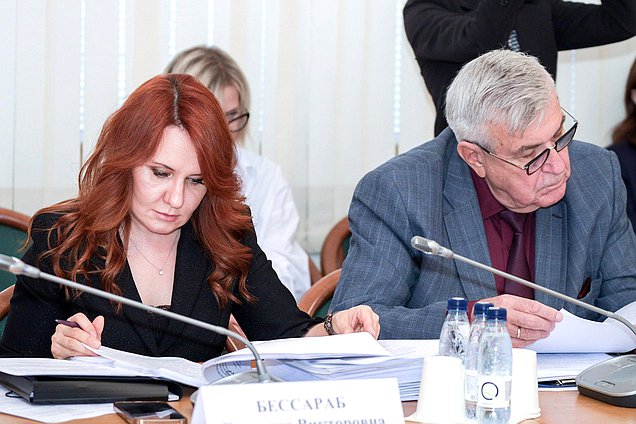 Члены Комитета по труду, социальной политике и делам ветеранов Светлана Бессараб и Михаил Тарасенко