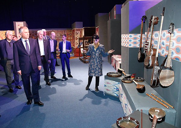 Председатель Государственной Думы Вячеслав Володин и члены российской делегации осмотрели международный туристический центр «Великий шелковый путь» в Самарканде