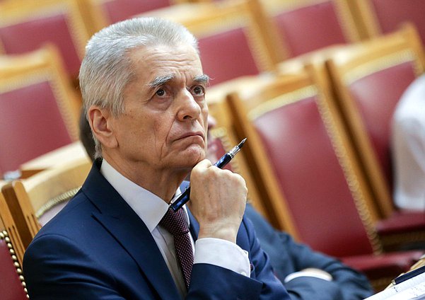 Первый заместитель Председателя Комитета по образованию и науке Геннадий Онищенко