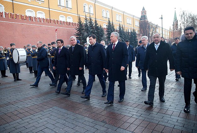 Председатель Государственной Думы Вячеслав Володин и главы делегаций стран-участниц ОДКБ возложили цветы к Могиле Неизвестного Солдата