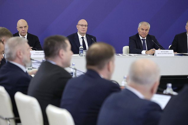 Министр финансов РФ Антон Силуанов, заместитель Председателя Правительства РФ Дмитрий Чернышенко и Председатель Государственной Думы Вячеслав Володин