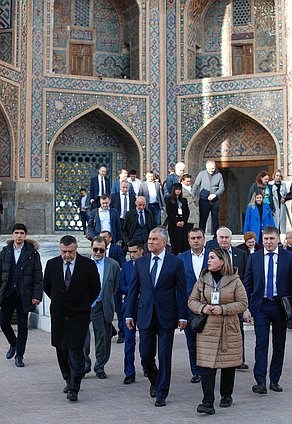 Председатель Государственной Думы Вячеслав Володин и члены российской делегации осмотрели архитектурный ансамбль площади Регистан в Самарканде