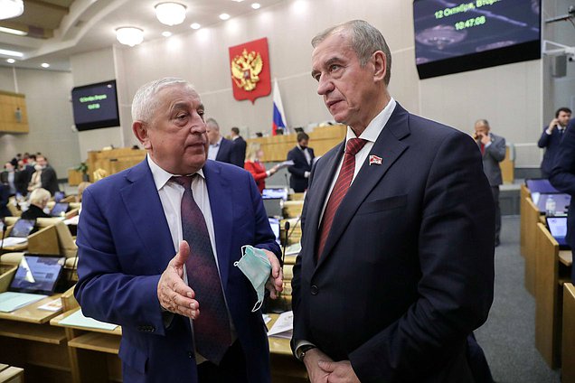 Депутат от фракции КПРФ Сергей Левченко и Председатель Комитета по развитию Дальнего Востока и Арктики Николай Харитонов